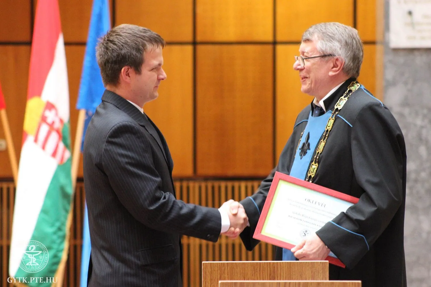 Dr. Arnold Péter átveszi a Pécsi Tudományegyetem kitüntetését