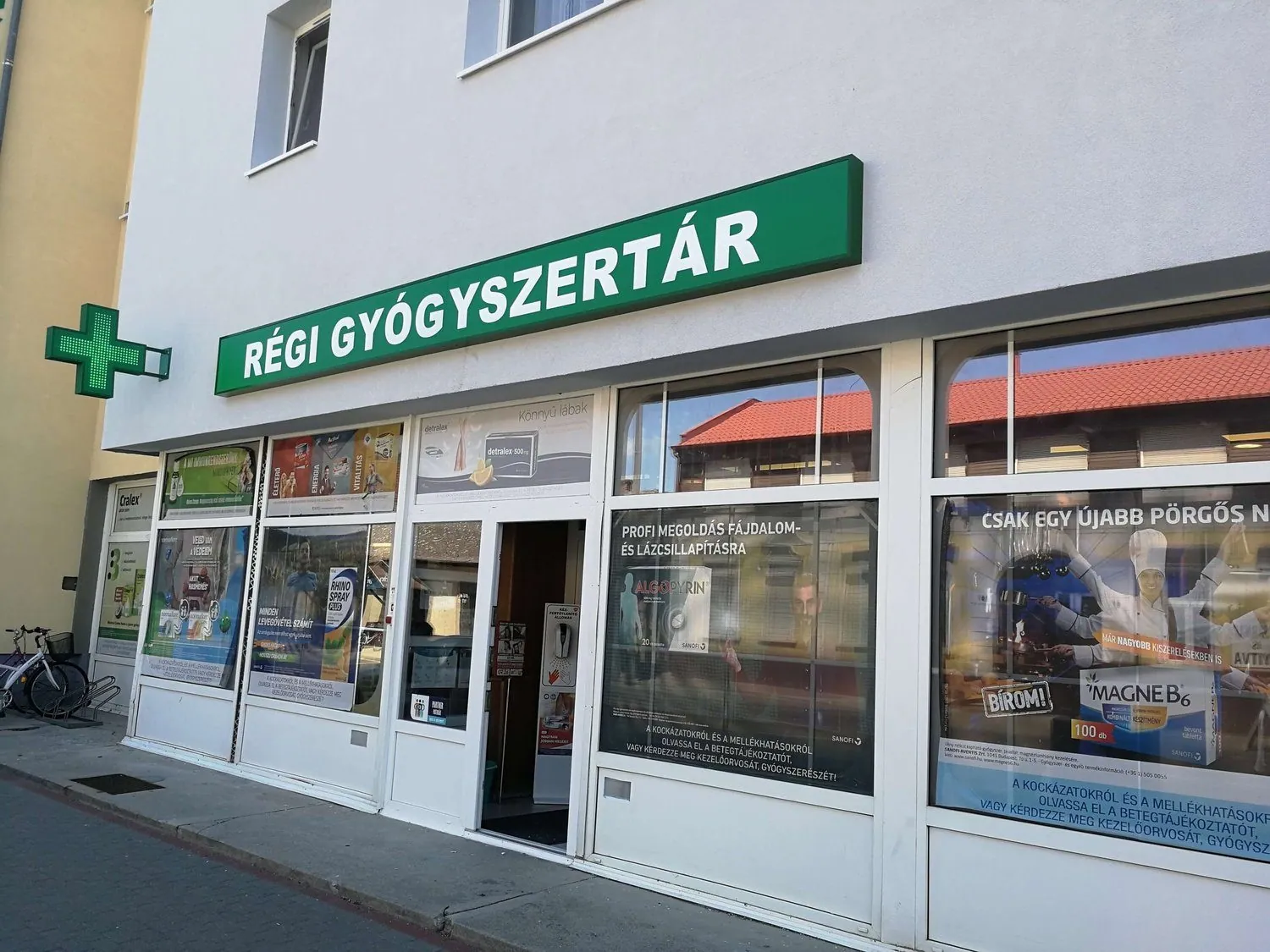 A Régi Gyógyszertár bejárata a siófoki Fő utcán
