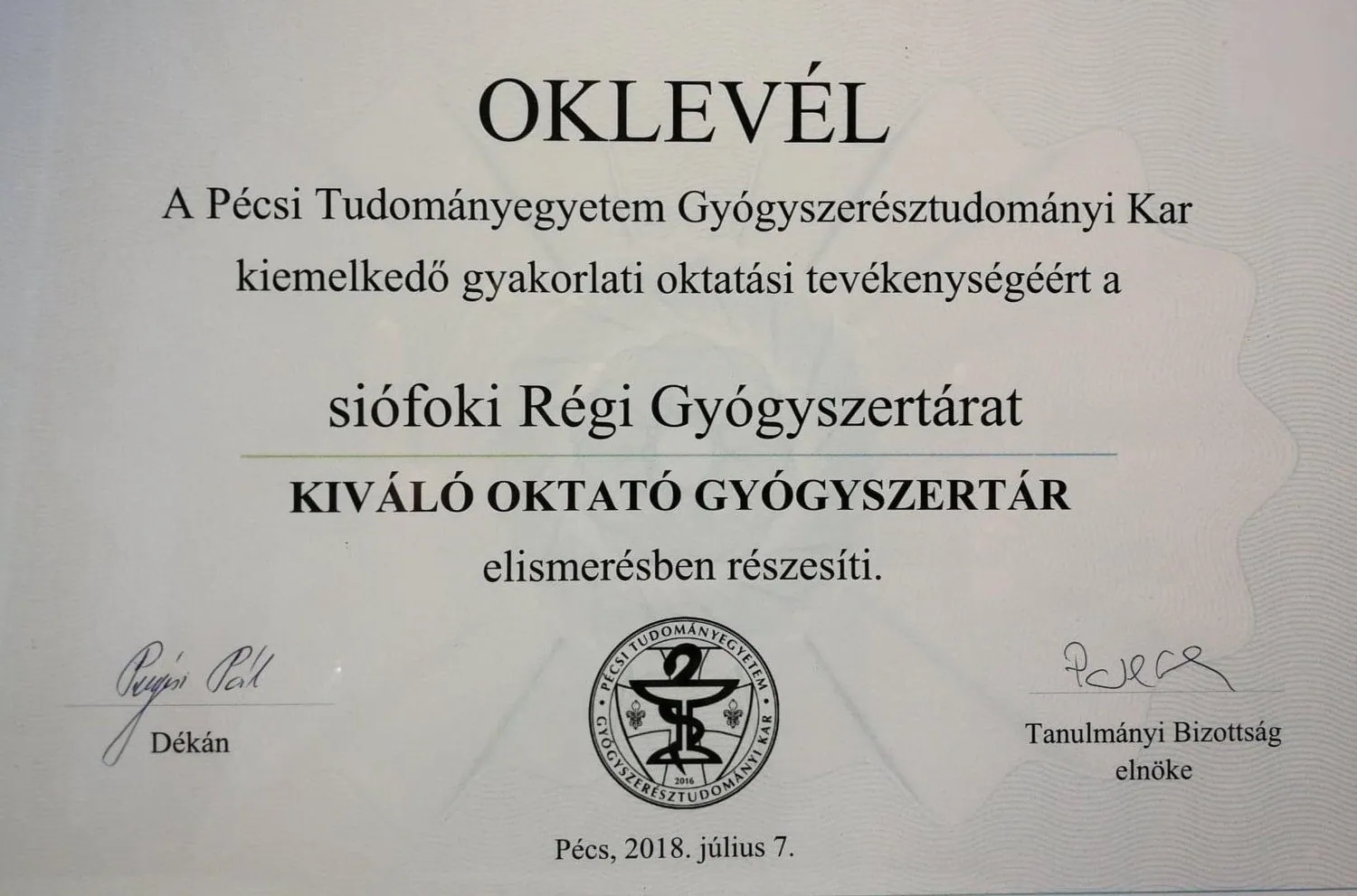 A Pécsi Tudományegyetem oklevele: kiváló oktató gyógyszertár